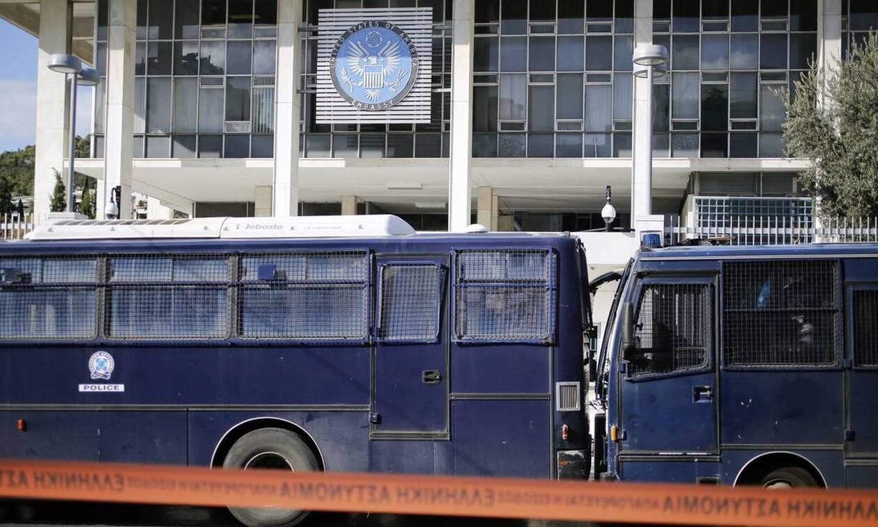 Συναγερμός στο κέντρο της Αθήνας: Έριξαν φωτοβολίδα στην αμερικανική πρεσβεία