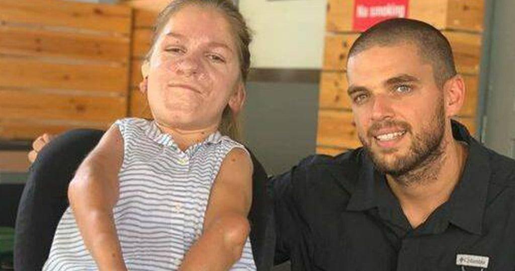 Στην κορυφή του Ολύμπου κουβαλώντας στην πλάτη του κοπέλα με κινητικά προβλήματα