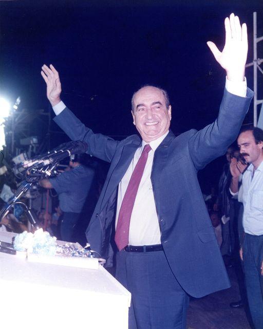 Ο Πρόεδρος της Νέας Δημοκρατίας και μετέπειτα Πρωθυπουργός, Κωνσταντίνος Μητσοτάκης σε ομιλία του κατά τη διάρκεια της προεκλογικής περιόδου 1989-1990. Φωτογραφικό Αρχείο Ιδρύματος.