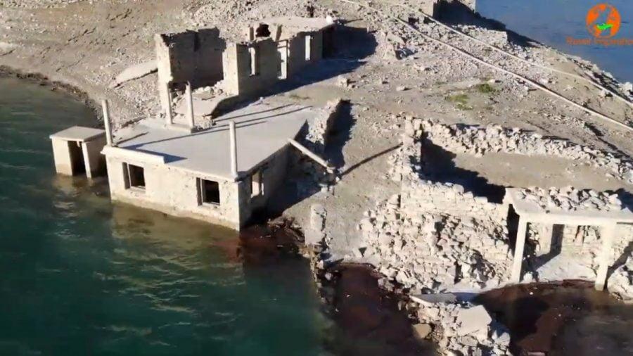 Το χωριό φάντασμα που αναπαύεται στην υδάτινη αγκαλιά του Μόρνου