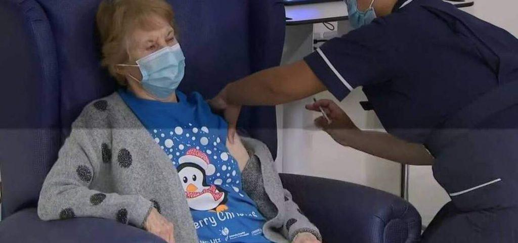 BINTEO - Ιστορική στιγμή: Αυτός είναι ο πρώτος άνθρωπος που έκανε το εμβόλιο κατά του κορονοϊού!