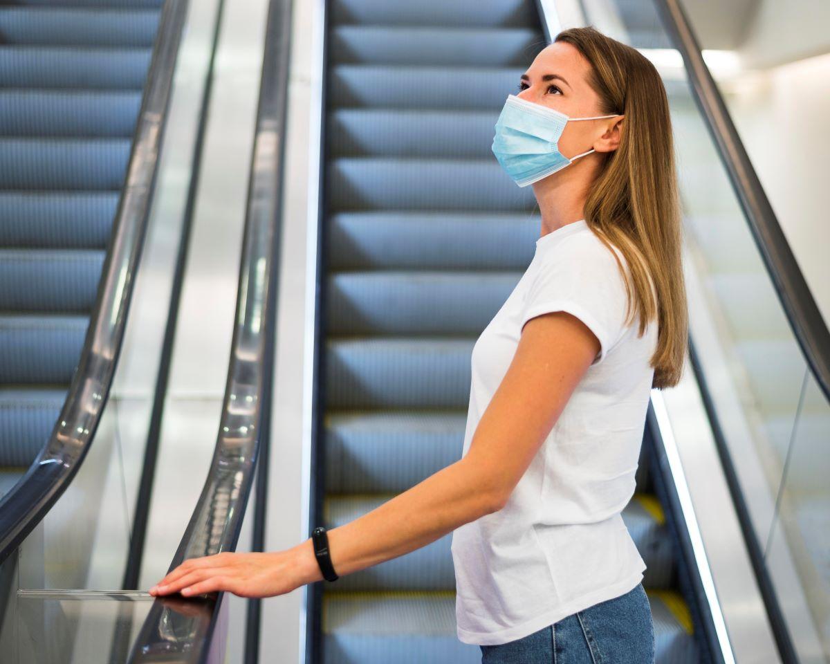 woman-with-face-mask-escalator Τρομακτικό νούμερο: Ο καθηγητής Γουργουλιάνης αποκαλύπτει τον πραγματικό αριθμό των Ελλήνων που έχουν φυσική ανοσία