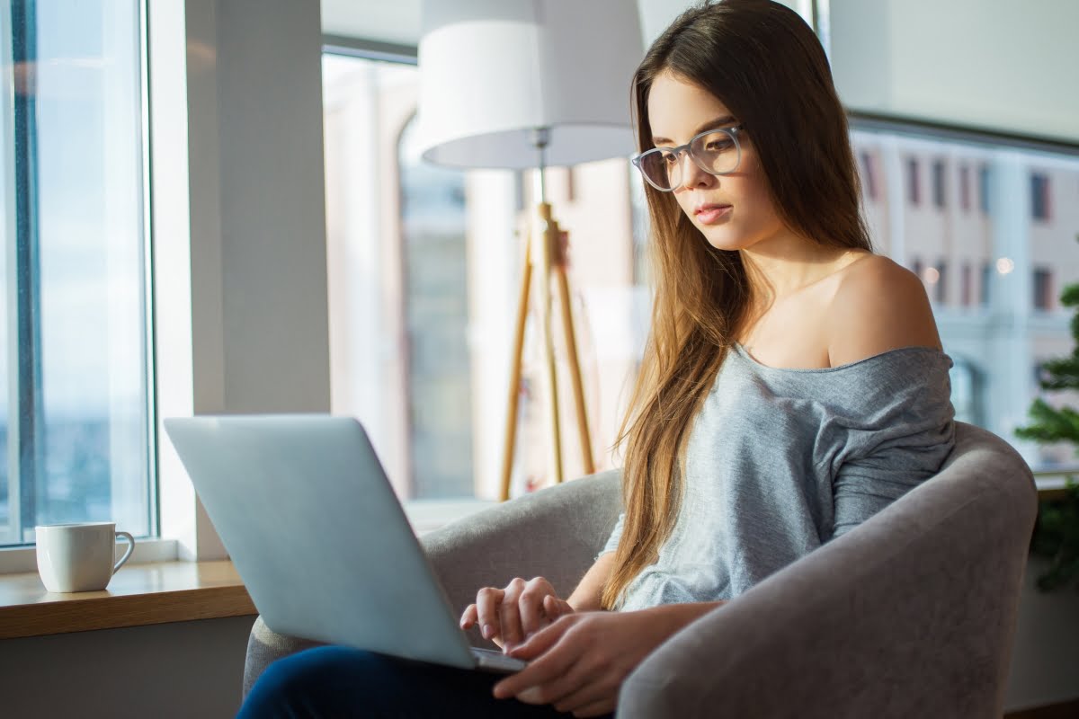 smart-armchair-home-female-tshirt Έρευνα - Γιατί η Ελλάδα δεν ''προσελκύει'' τους ψηφιακούς μετανάστες