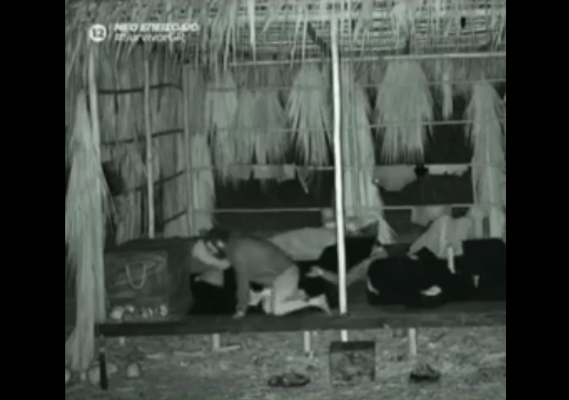 Survivor 4: Επική τούμπα από τον Τριαντάφυλλο -Εβγαζε το παντελόνι και έπεσε κάτω Survivor 4: Επική τούμπα από τον Τριαντάφυλλο -Εβγαζε το παντελόνι και έπεσε κάτω
