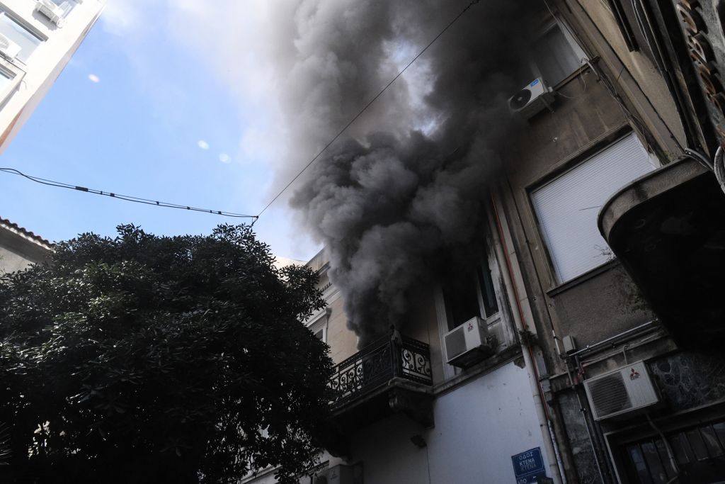 ΕΙΔΗΣΕΙΣ ΤΩΡΑ - Φωτιά σε κτίριο στην Ερμού ΕΙΔΗΣΕΙΣ ΤΩΡΑ - Φωτιά σε κτίριο στην Ερμού