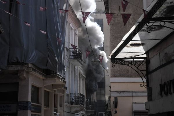 Στο σημείο έχουν σπεύσει πυροσβεστικές δυνάμεις για την κατάσβεση της φωτιάς Στο σημείο έχουν σπεύσει πυροσβεστικές δυνάμεις για την κατάσβεση της φωτιάς