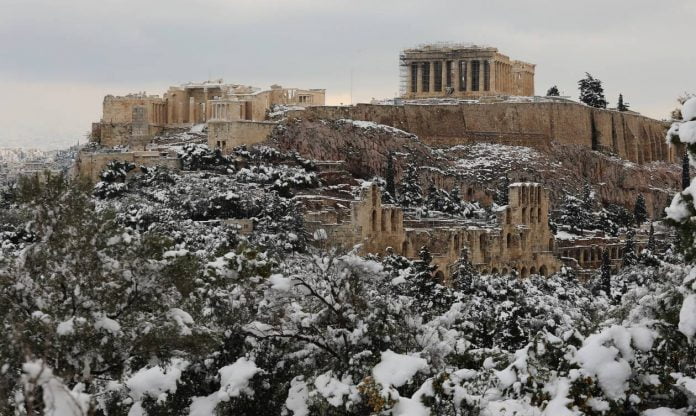 Χιόνια στην Αττική: Καρέ καρέ το πολικό ψύχος