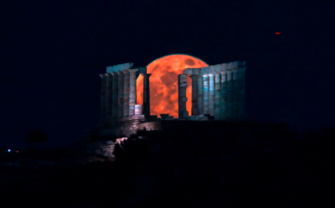 ντυπωσιακές είναι οι εικόνες από την ανατολή της μεγαλύτερης υπερπανσελήνου για φέτος πίσω από τον ναό του Ποσειδώνα στο Σούνιο. Η υπερπανσέληνος του Μαΐου, που είχε αρχίσει να γίνεται ορατή στη Γη από το βράδυ της Τρίτης, είναι η δεύτερη αυτής της χρονιάς και συνέπεσε σχεδόν με μια ολική σεληνιακή έκλειψη, τη μοναδική του 2021, η οποία όμως δεν ήταν ορατή από την Ελλάδα. Η συγκεκριμένη πανσέληνος είναι γνωστή και με το όνομα «Φεγγάρι των Λουλουδιών», ονομασία που της είχαν δώσει οι αυτόχθονες της Αμερικής, επειδή πέφτει σε μια εποχή μεγάλης άνθησης των φυτών. Δείτε τις μαγευτικές φωτογραφίες: ντυπωσιακές είναι οι εικόνες από την ανατολή της μεγαλύτερης υπερπανσελήνου για φέτος πίσω από τον ναό του Ποσειδώνα στο Σούνιο. Η υπερπανσέληνος του Μαΐου, που είχε αρχίσει να γίνεται ορατή στη Γη από το βράδυ της Τρίτης, είναι η δεύτερη αυτής της χρονιάς και συνέπεσε σχεδόν με μια ολική σεληνιακή έκλειψη, τη μοναδική του 2021, η οποία όμως δεν ήταν ορατή από την Ελλάδα. Η συγκεκριμένη πανσέληνος είναι γνωστή και με το όνομα «Φεγγάρι των Λουλουδιών», ονομασία που της είχαν δώσει οι αυτόχθονες της Αμερικής, επειδή πέφτει σε μια εποχή μεγάλης άνθησης των φυτών. Δείτε τις μαγευτικές φωτογραφίες: