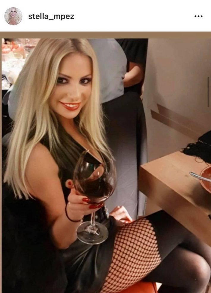 Αντί να μεγαλώνει… μικραίνει η Στέλλα Μπεζαντάκου και η νέα της φωτογραφία αποτελεί τρανή απόδειξη. Η παίκτρια του θρυλικού πλέον «Bar» έχει πει ουκ ολίγες φορές το «ναι» στις αισθητικές παρεμβάσεις, με την εικόνα της εν έτει 2021 να μην έχει την παραμικρή σχέση με αυτή που θυμόμαστε. Εμφανώς αδυvατισμένη, πιο φρέσκια και απόλυτα… ορεξάτη ποζάρει στον φακό και επιμένει να μην αποκαλύπτει την ηλικία της. Στη δική της περίπτωση, πάντως, το «είναι όσο φαίνεται», μόνο υπέρ της θα μπορούσε να είναι. Δείτε την μεγάλη της αλλαγή:
