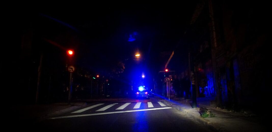 Σοκαριστικό βίντεο - Αυτοκίνητο παρέσυρε διανομέα στο κέντρο της Αθήνας