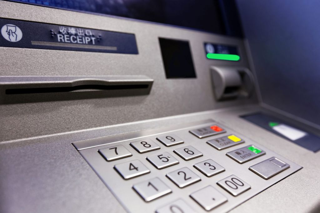 atm-1024x683 Προσοχή στα ΑΤΜ: Αν κάνεις αυτά τα λάθη, μπορούν να σου αδειάσουν τον λογαριασμό