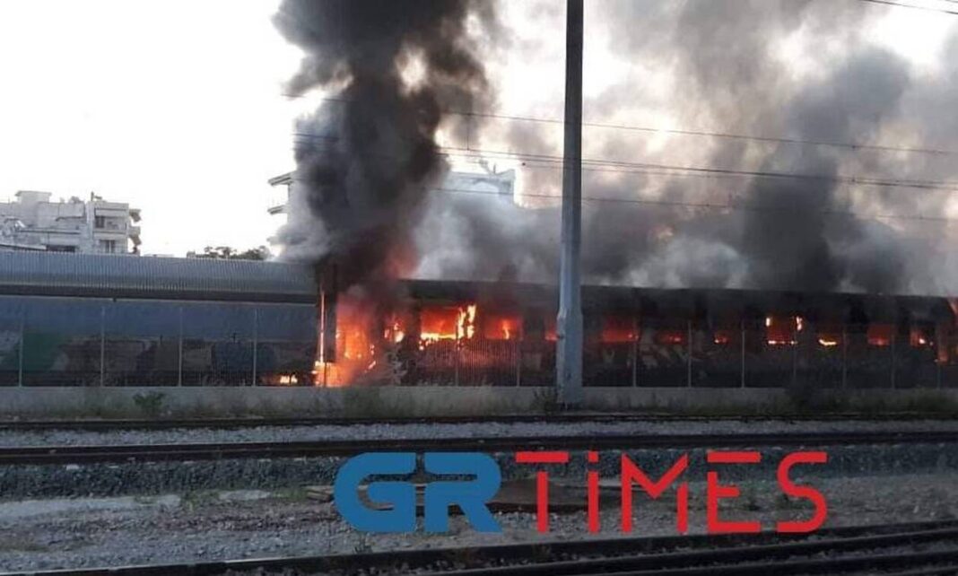 Συναγερμός για φωτιά σε εγκαταλελειμμένα βαγόνια του ΟΣΕ