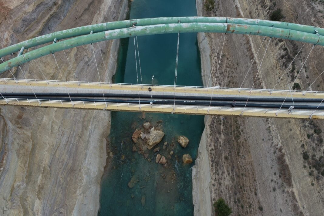 Ισθμός της Κορίνθου: Το συγκλονιστικό στιγμιότυπο – Η μεγάλη κατολίσθηση από ψηλά [βίντεο]