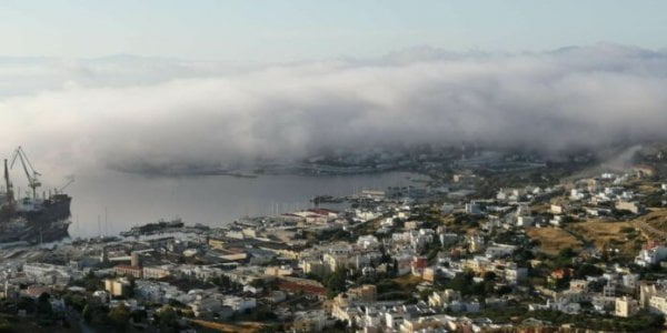 kapnos-syros2 Ενα καιρικό φαινόμενο το οποίο ομομάζεται «sea smoke» (θαλάσσιος καπνός) φαίνεται ότι πλανάται πάνω από τις Κυκλάδες.