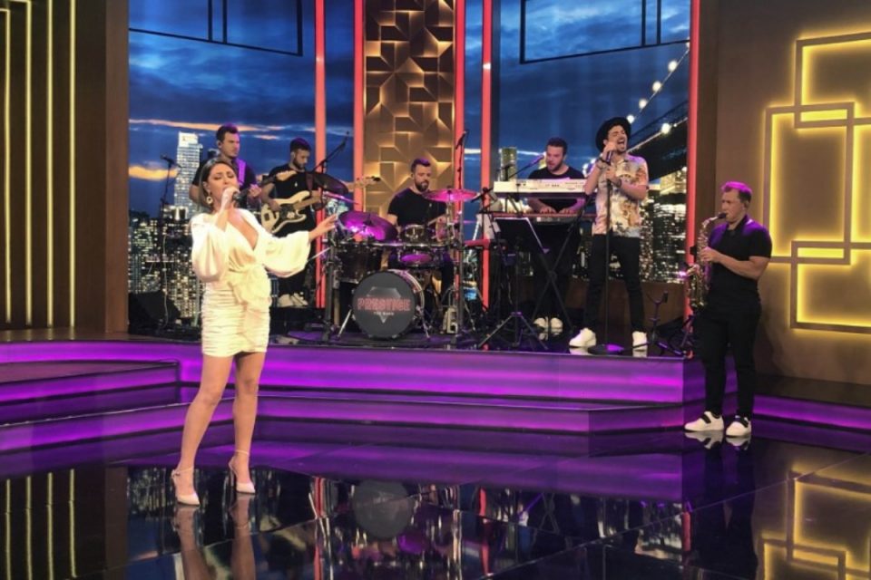 Έλενα Παπαρίζου: Φωτογραφίζεται με μαγιό και κλέβει τις εντυπώσεις