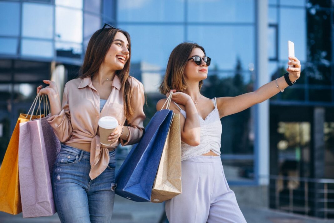two-beautiful-women-shopping-town (1) Νέα μέτρα: Τρεις αλλαγές και ανατροπή με την μάσκα