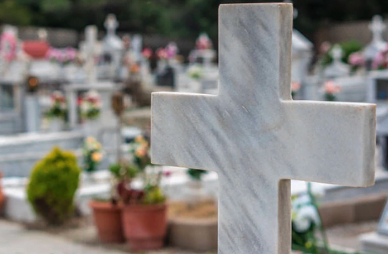 Απίστευτο περιστατικό στην Καβάλα: Άνοιξαν τον τάφο και πήραν τον νεκρό