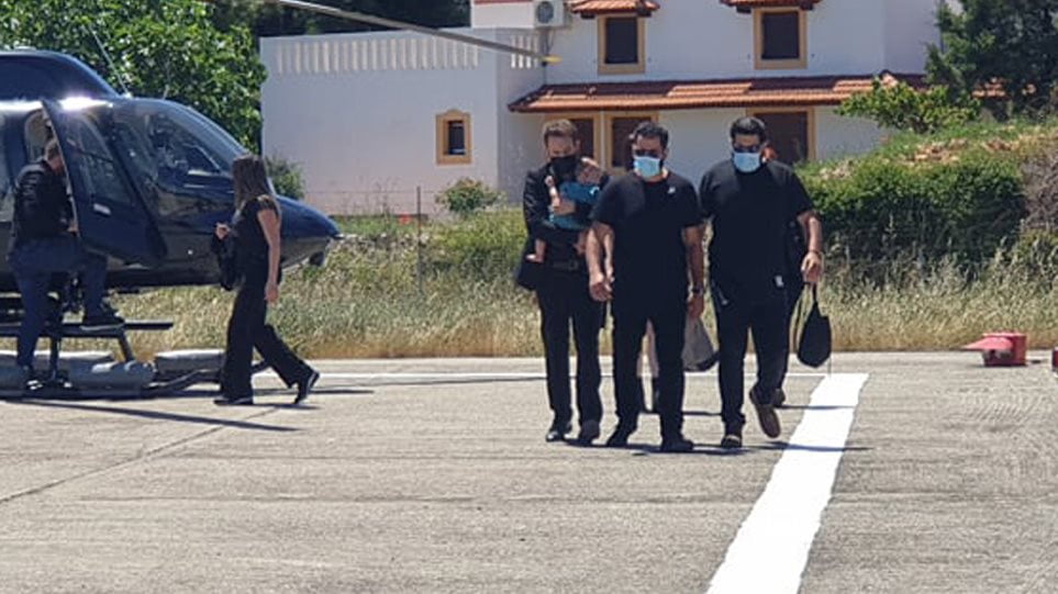Έγκλημα στα Γλυκά Νερά: Με το μωρό τους στην αγκαλιά ο Μπάμπης λέει το τελευταίο αντίο στην Καρολάιν Έγκλημα στα Γλυκά Νερά: Με το μωρό τους στην αγκαλιά ο Μπάμπης λέει το τελευταίο αντίο στην Καρολάιν