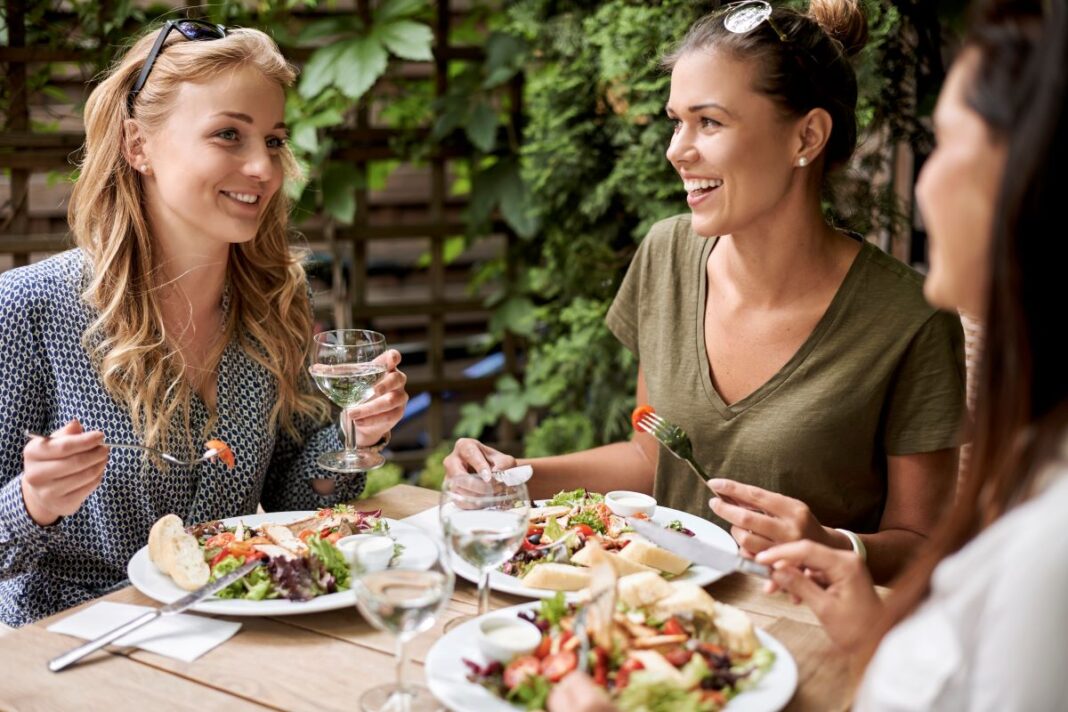 friends-enjoying-lunch-restaurant Αλλάζουν όλα στην εστίαση - Το τελικό σχέδιο, η εφαρμογή ελέγχου και τα πρόστιμα