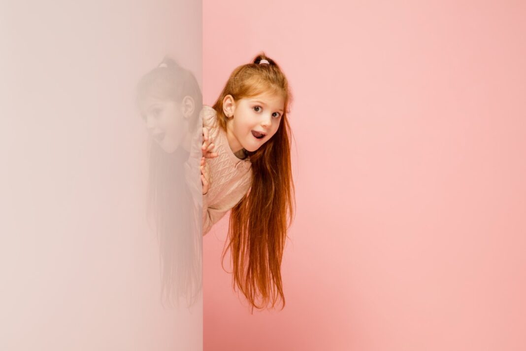 happy-kid-girl-isolated-coral-pink Ο «δάσκαλος της χρονιάς»: Τα σχόλια στην ορθογραφία των μαθητών του που πρέπει να εφαρμόζονται σε κάθε τάξη