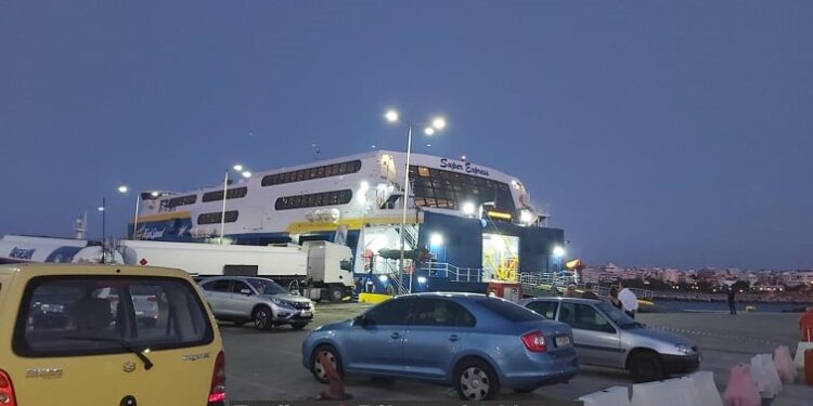 Ραφήνα: Συναγερμός για 70 ύποπτα κρούσματα σε πλοίο από την Ίο – Είχαν πάρει μέρος σε πάρτι