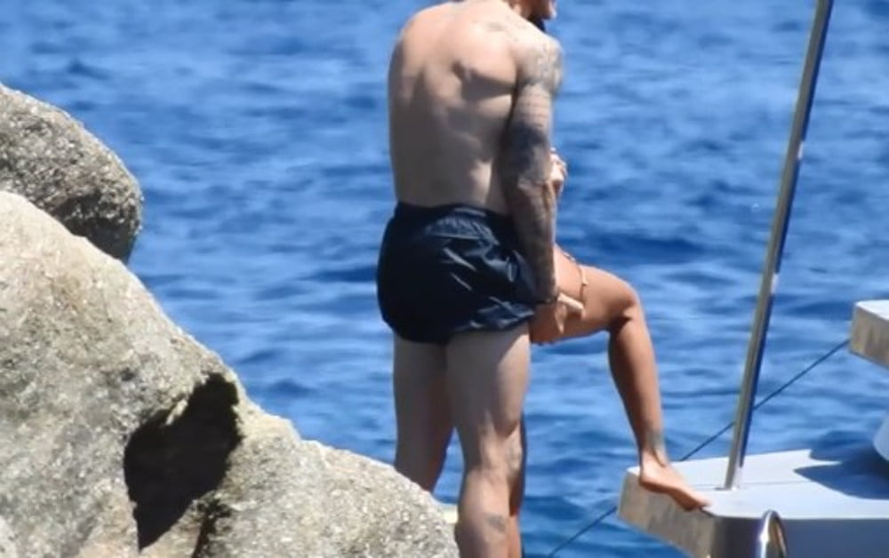 Πασίγνωστος ποδοσφαιριστής επέλεξε τη Μύκονο για να απατήσει αλλά δεν υπολόγιζε το Mykonos live tv