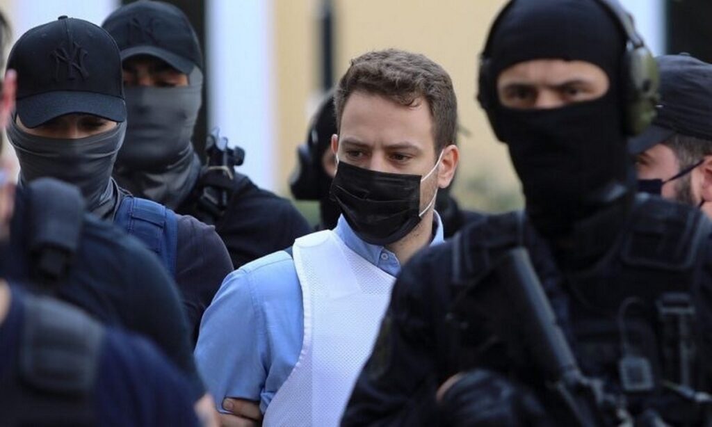Τα ντοκουμέντα του σχεδίου: Οι φωτό του πιλότου με το τρίτο πρόσωπο που ο ίδιος έστειλε στο σύζυγό της