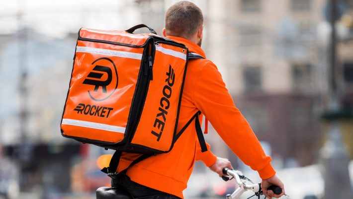 Rocket-Delivery-Person-710x401 O νέος παίκτης που έρχεται να “ταράξει” τα νερά του ελληνικού delivery
