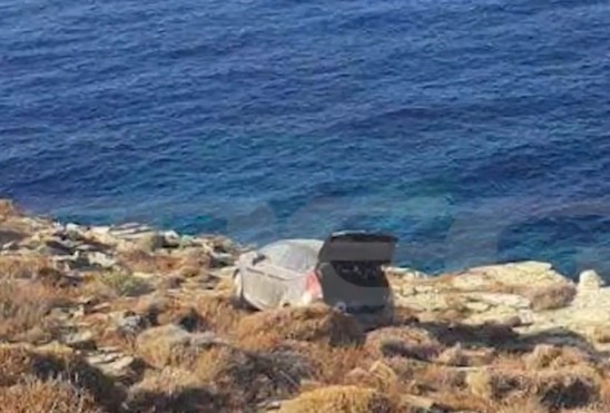 folegandros2-12-1 Φολέγανδρος: Η στιγμή που ανασύρεται το πτώμα της Γαρυφαλλιάς από τη θάλασσαΦολέγανδρος: Η στιγμή που ανασύρεται το πτώμα της Γαρυφαλλιάς από τη θάλασσα