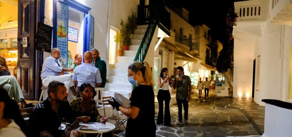 Μετά την Μύκονο: Οι 5 «κόκκινες» περιοχές που κινδυνεύουν με άμεσο lockdown