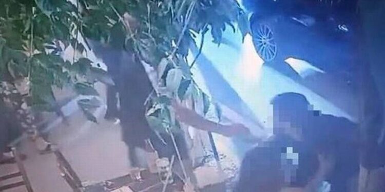 Σοκαριστικό βίντεο: Το άγριο πιστολίδι σε ταβέρνα μπροστά σε ανήλικα παιδιά