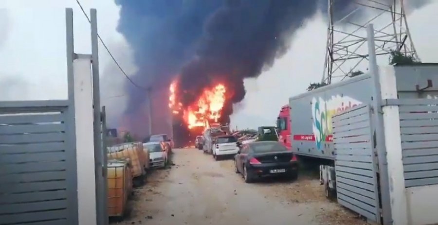 Συγκλονιστικό βίντεο με την φωτιά να «καταπίνει» μάντρα αυτοκινήτων