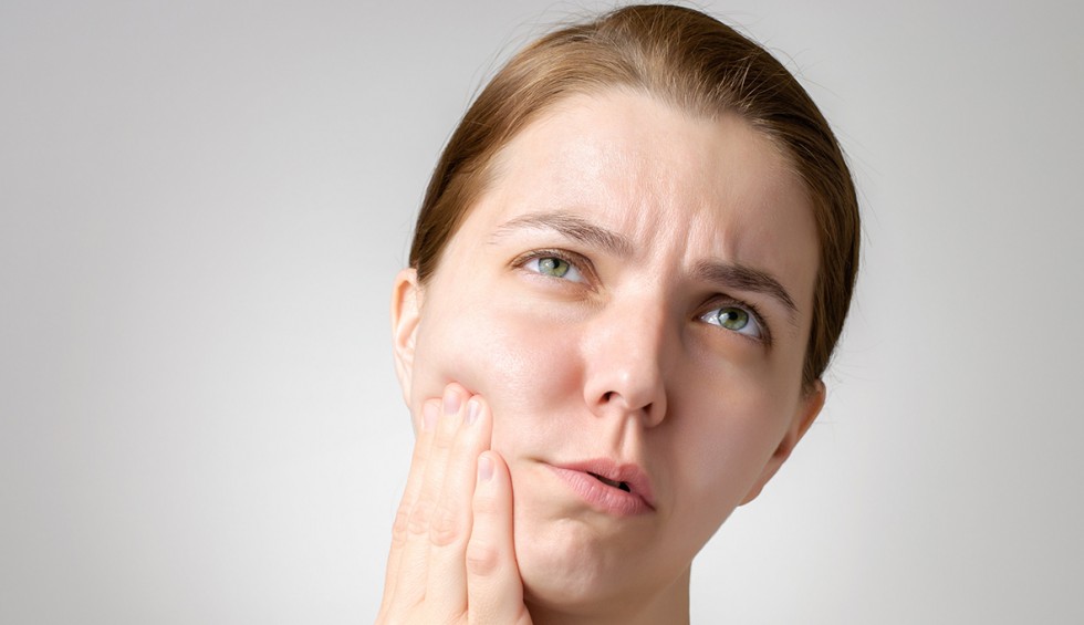 210722162015-face-pain-woman Κορωνοϊός – Εμβόλιο: Η απροσδόκητη παρενέργεια που αποτυπώνεται στο πρόσωπο