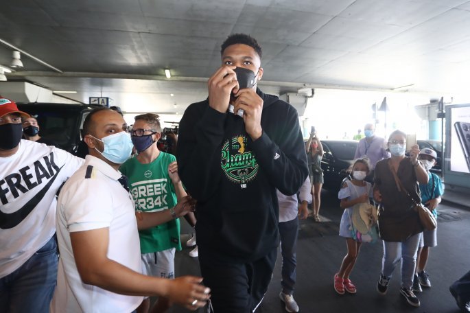 5351419 Έφτασαν στην Αθήνα οι Αντετοκούνμπο – Οι πρώτες δηλώσεις τους