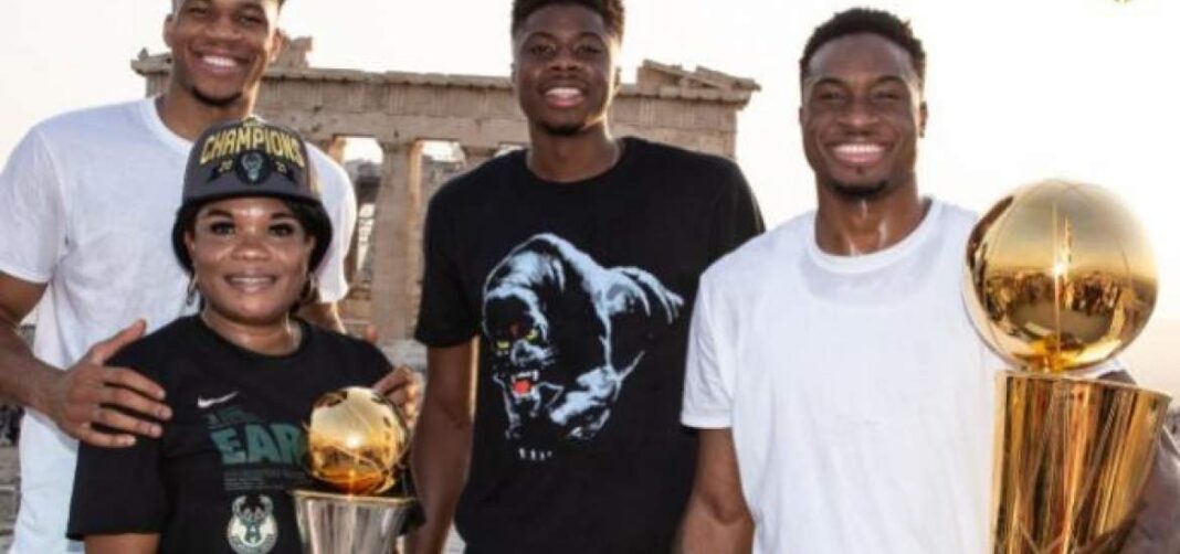 ΒΙΝΤΕΟ: Τρελό στιγμιότυπο με τον Γιάννη Αντετοκούνμπο και τουρίστα στην Ακρόπολη! ΒΙΝΤΕΟ: Τρελό στιγμιότυπο με τον Γιάννη Αντετοκούνμπο και τουρίστα στην Ακρόπολη!