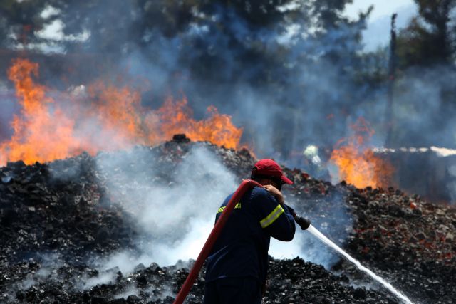 Στη μάχη το θηρίο: Το πρώτο πυροσβεστικό τανκ στον κόσμο επιχειρεί εκεί που όλα τα τροχοφόρα σταματούν