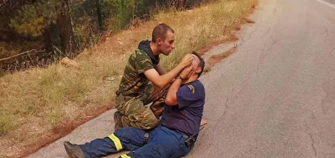 Φωτιές: Στρατιώτης παρέχει τις πρώτες βοήθειες σε πυροσβέστη