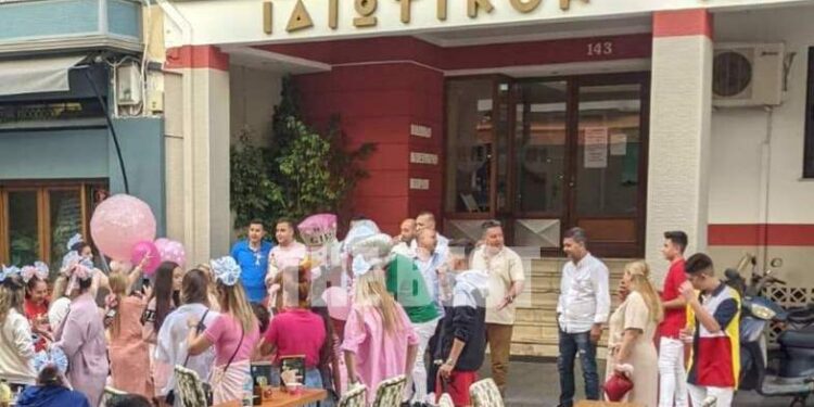 Πάτρα: Γλέντι έξω από μαιευτήριο! Ο μπαμπάς 20, ο παππούς 36 και ο προπάππος 50 ετών