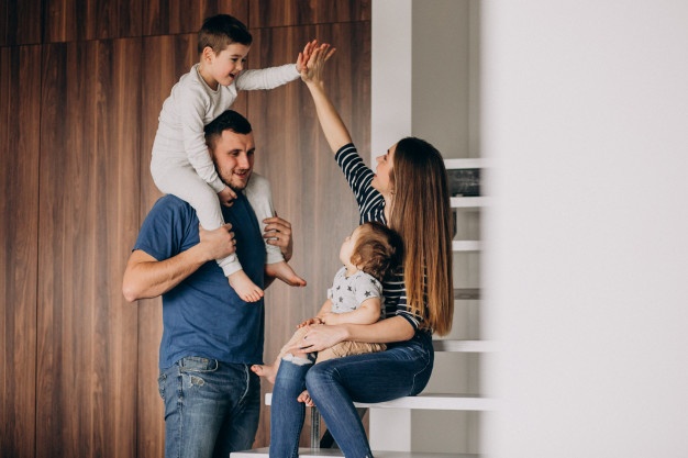 young-family-with-their-little-son-home-having-fun_1303-20997 Ποιοι γονείς θα λάβουν επίδομα 250 ευρώ