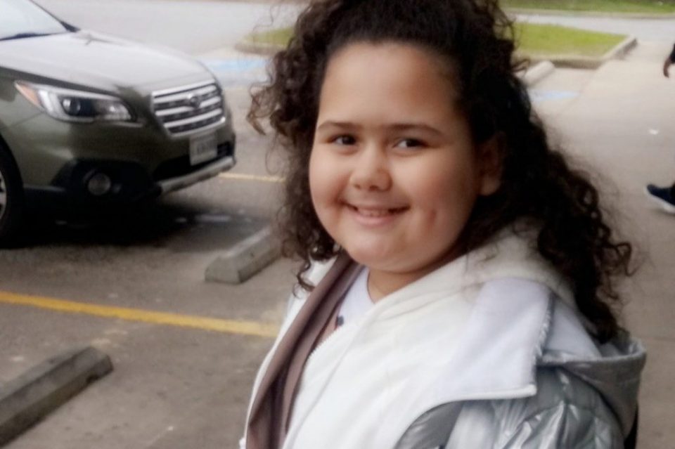 Σύμφωνα με τους γονείς της, το παιδί εκτέθηκε στον ιό επειδή ανταποκρινόταν στα καθήκοντά της ως “νοσοκόμα της τάξης”.