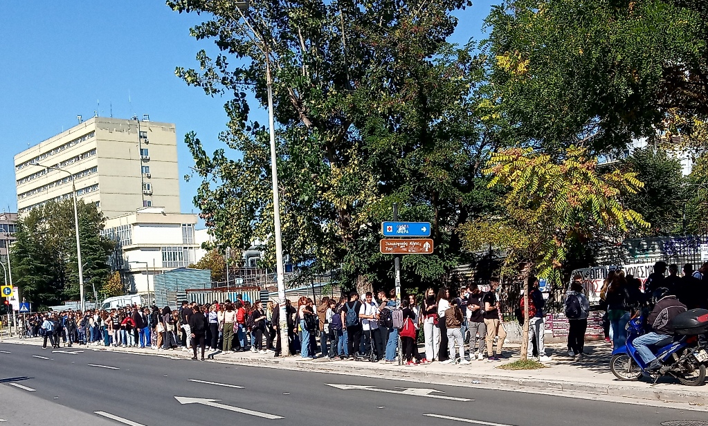 ΑΠΘ - Τριτοκοσμικές εικόνες: Ουρές φοιτητών και αναμονή δύο ωρών για μια μερίδα φαγητού στη Λέσχη ΑΠΘ - Τριτοκοσμικές εικόνες: Ουρές φοιτητών και αναμονή δύο ωρών για μια μερίδα φαγητού στη Λέσχη