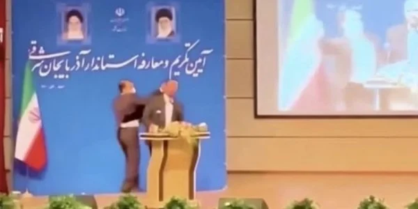 Ιράν: Απίστευτο χαστούκι επί σκηνής σε κυβερνήτη επαρχίας