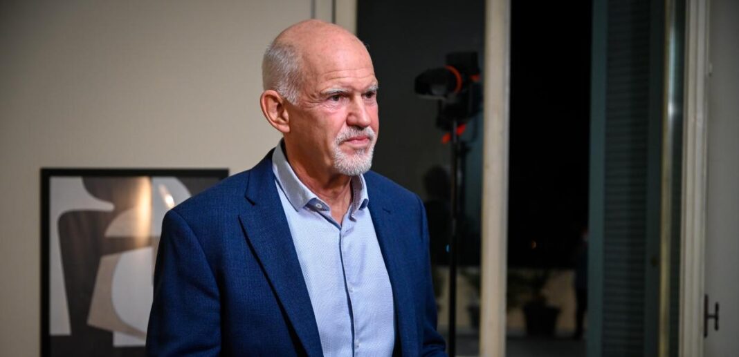 Η σκηνοθεσία της ανακοίνωσης: Ο λόγος που ο Γ. Παπανδρέου αποφάσισε να την κάνει μπροστά από μια ντουλάπα