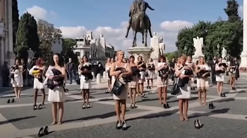 Ιταλία: Βγήκαν κυριολεκτικά από τα ρούχα τους πρώην αεροσυνοδοί της Alitalia - Δείτε το λόγο (vid)