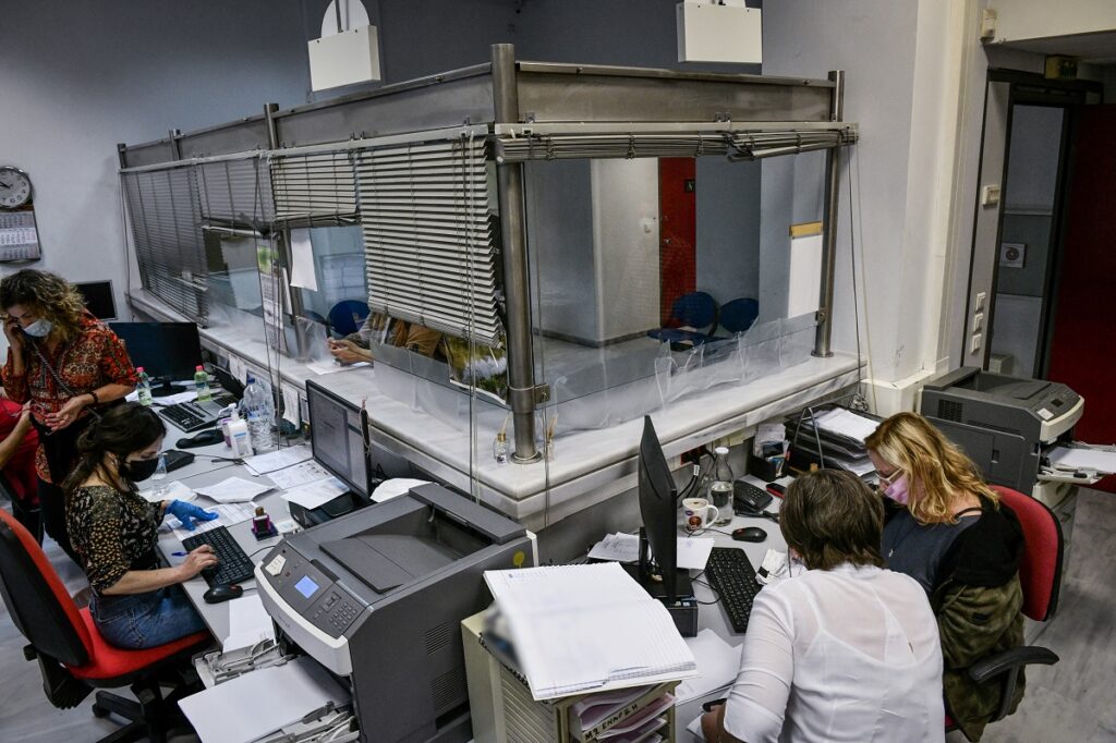 Δημόσιο: «Μπλόκο» στους ανεμβολίαστους -Έρχονται και (έμμεσες) μειώσεις μισθών