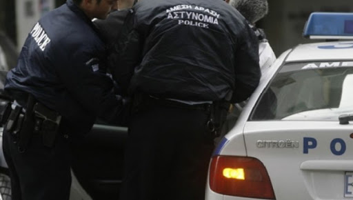 Πρέβεζα: Χειροπέδες σε δάσκαλο δημοτικού που κατηγορείται ότι έδειξε γυμνή φωτογραφία του σε μαθητές Πρέβεζα: Χειροπέδες σε δάσκαλο δημοτικού που κατηγορείται ότι έδειξε γυμνή φωτογραφία του σε μαθητές