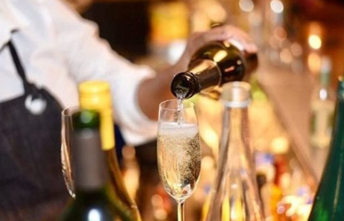 Πρόταση βόμβα για κλείσιμο των μπαρ – Ρεβεγιόν μόνο για εμβολιασμένους