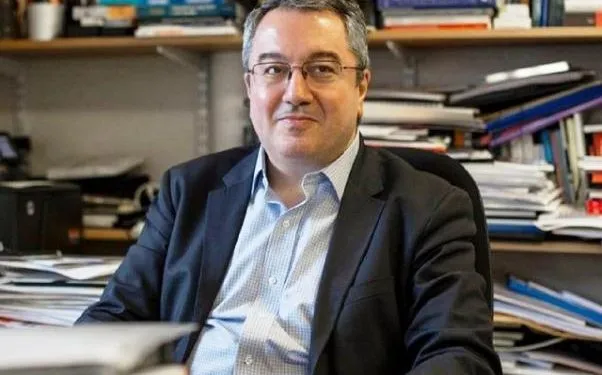 Μόσιαλος: Αλλάζει τα δεδομένα η Αφρικανική μετάλλαξη – Ο «φρικτός» συνδυασμός 32 μεταλλάξεων στη νέα παραλλαγή