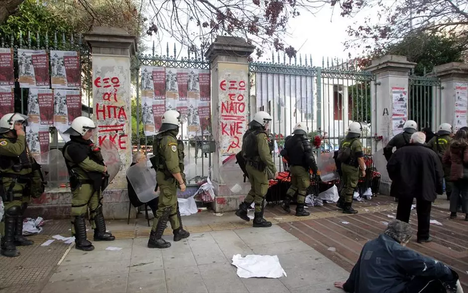 Ένταση στο Πολυτεχνείο – Δεν άφησαν αντιπροσωπεία της Βουλής να καταθέσει στεφάνι