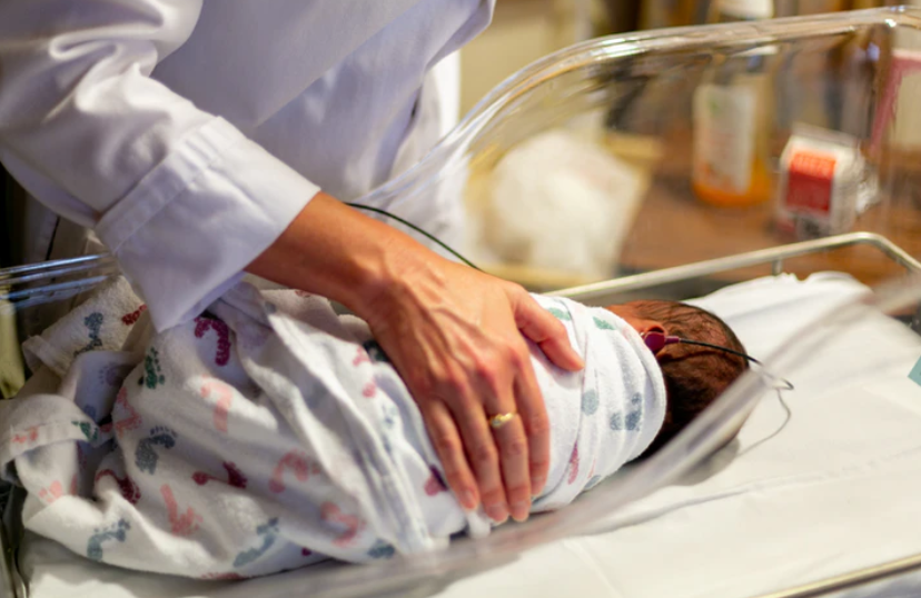 Κορονοϊός - Θεσσαλονίκη: Νοσηλεύεται βρέφος 2,5 μηνών με βαριά πνευμονία